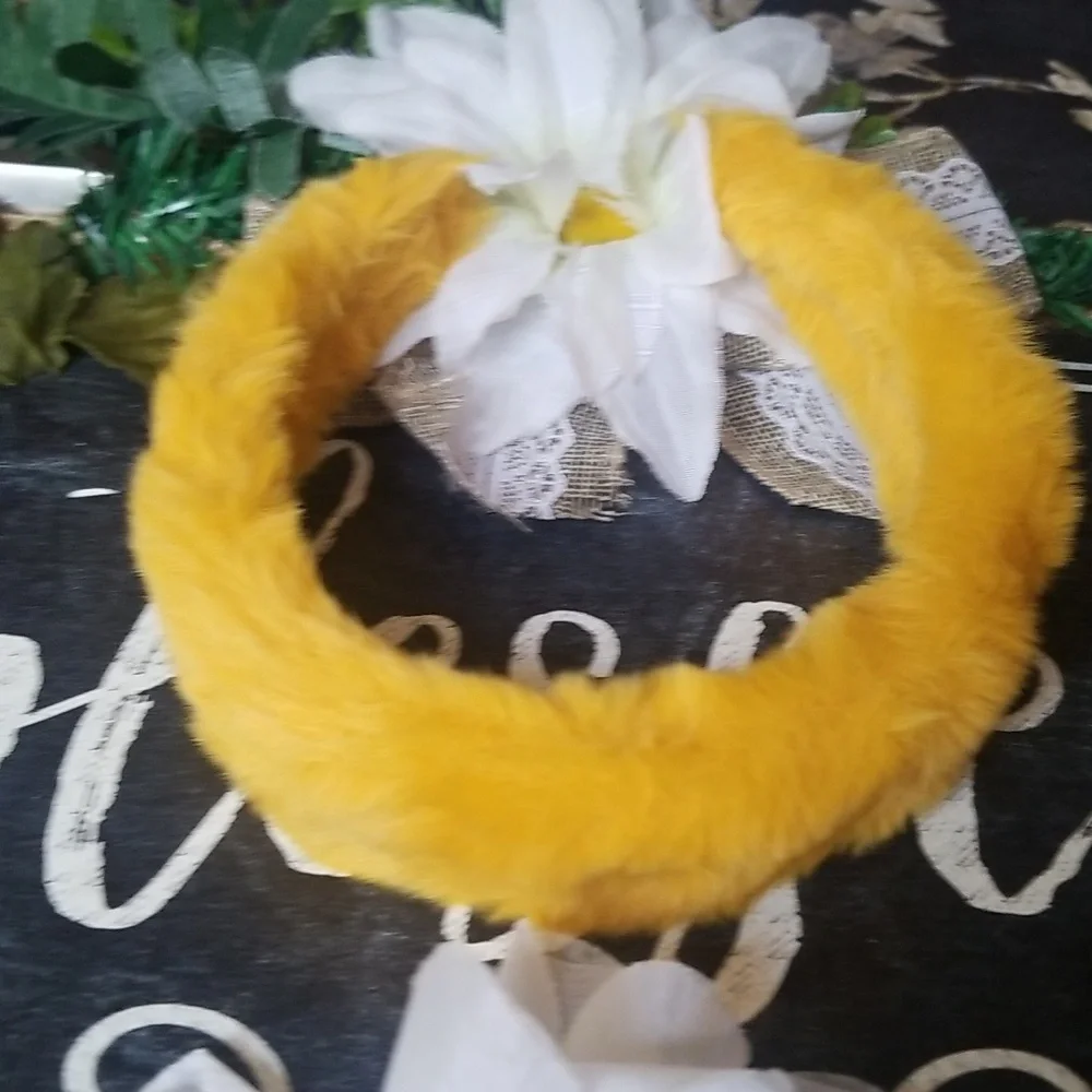 Women's/girls small fur yellow headband new never worn.
